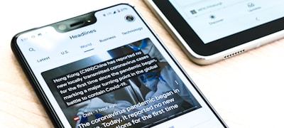 体育新闻编辑室工作场景，屏幕上显示着最新的山东体育快讯